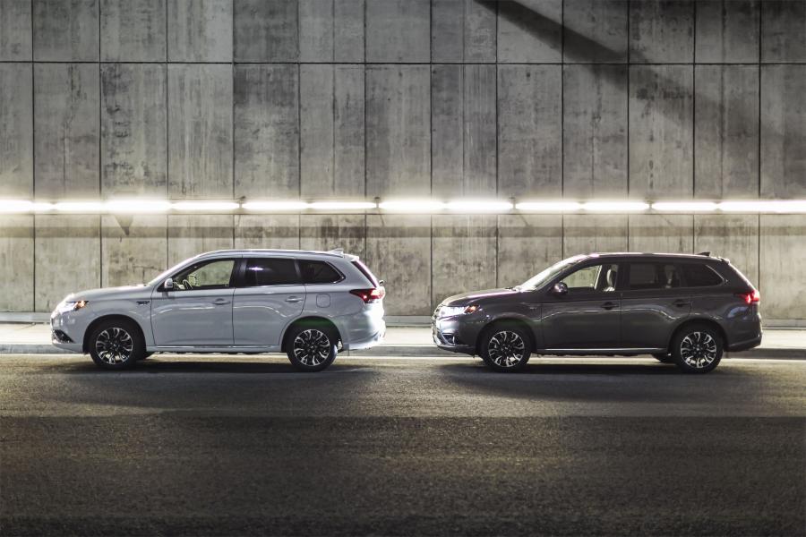  Mitsubishi Outlander PHEV 2017 года  (NA) (фото 22 из 70)